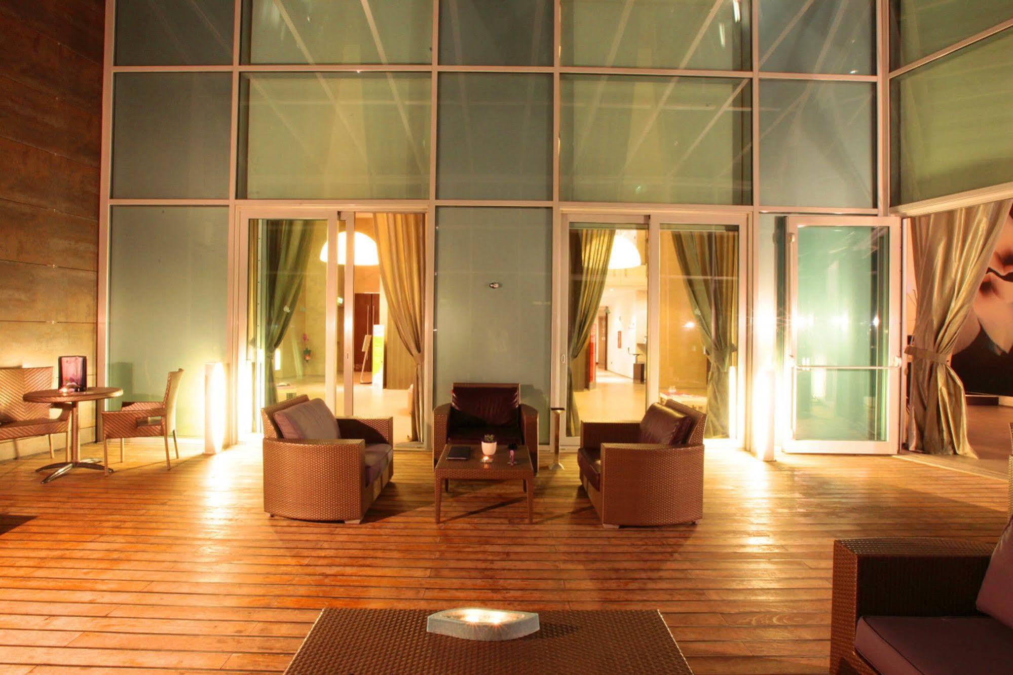 Hotel For You Чернуско-суль-Навильо Экстерьер фото