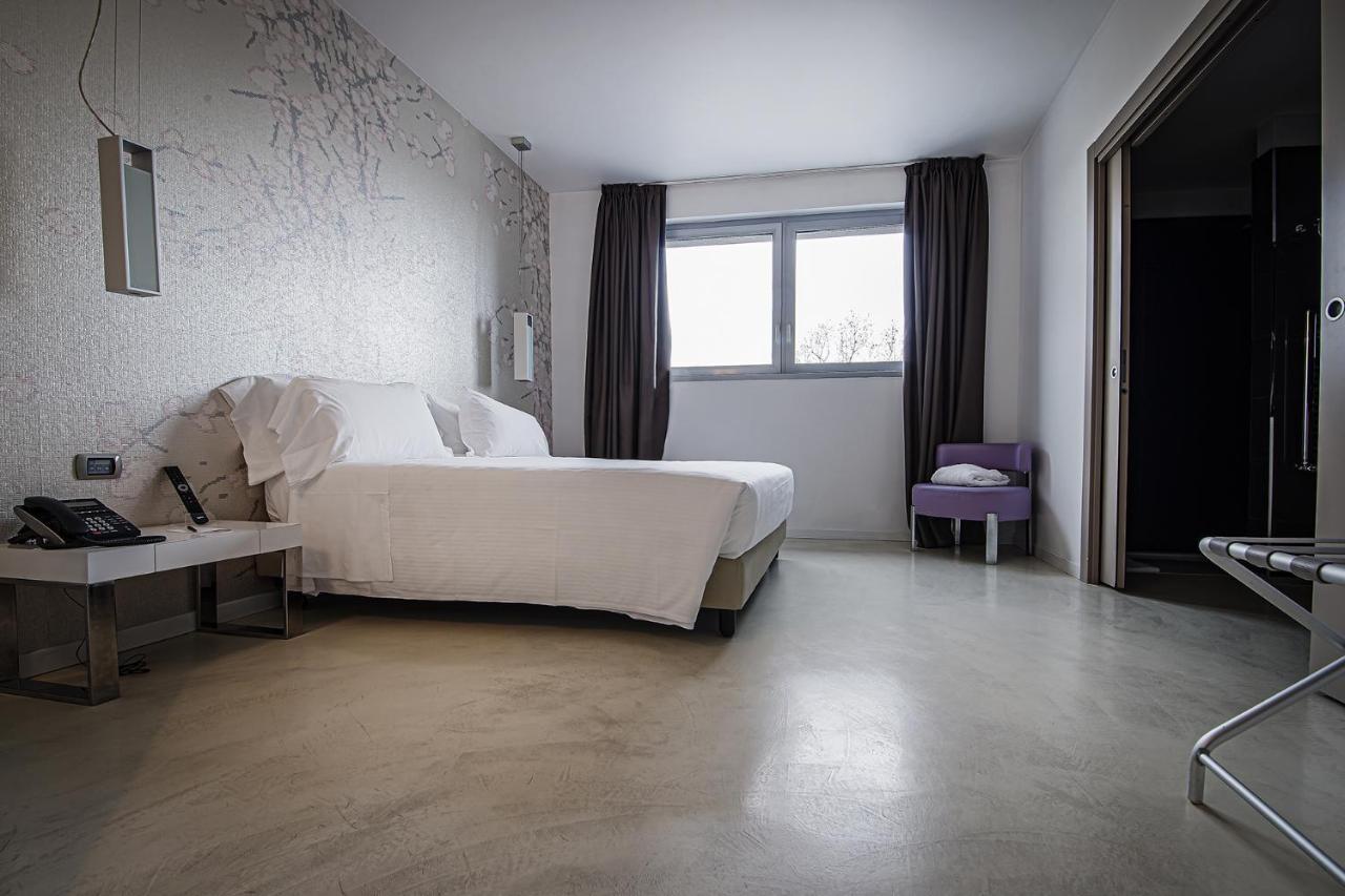 Hotel For You Чернуско-суль-Навильо Экстерьер фото