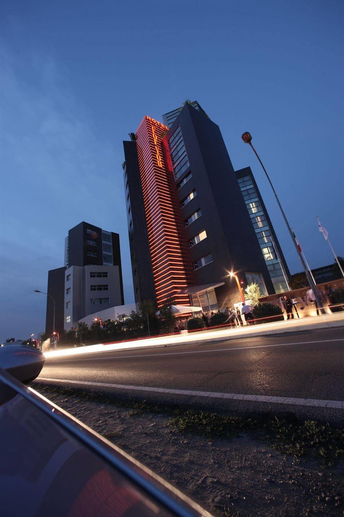 Hotel For You Чернуско-суль-Навильо Экстерьер фото